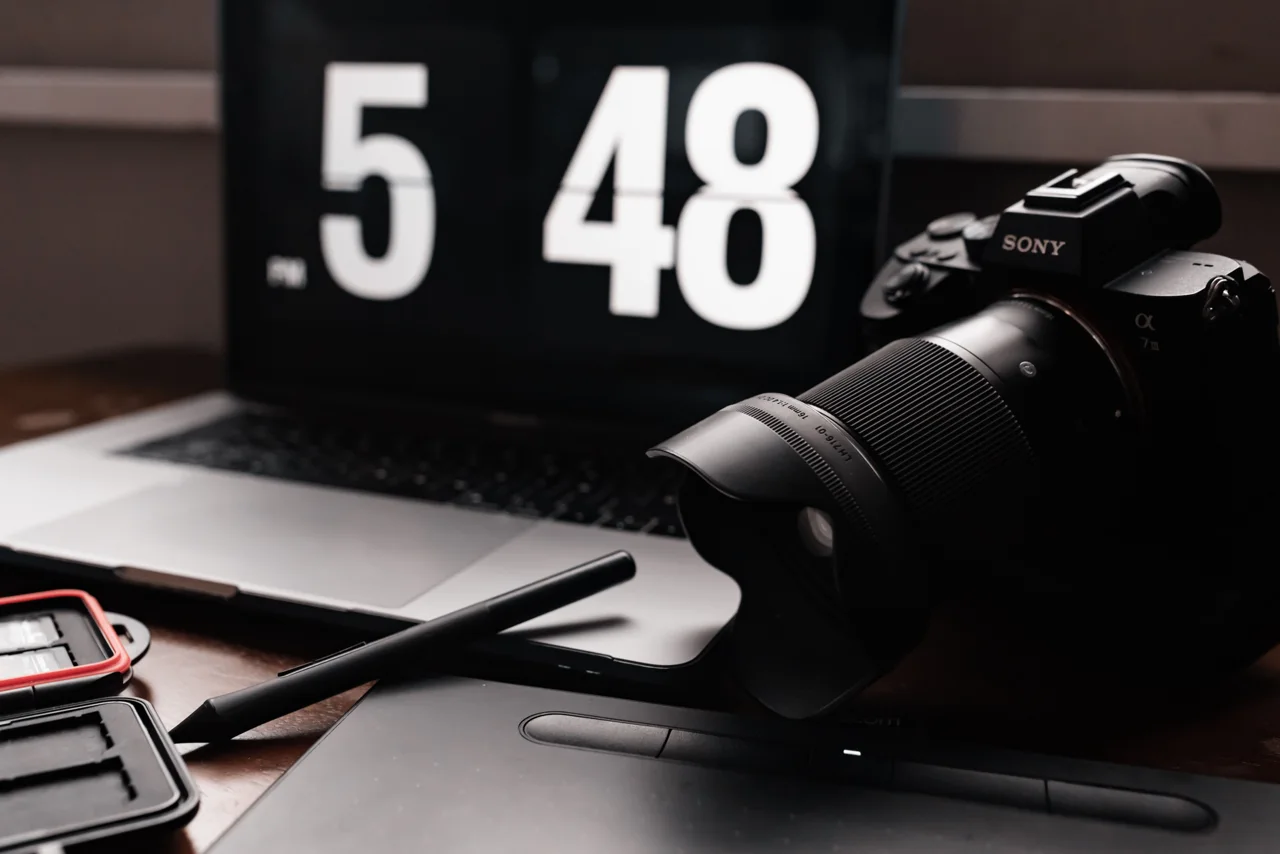 Camera, portatile e strumenti digitali per la produzione creativa