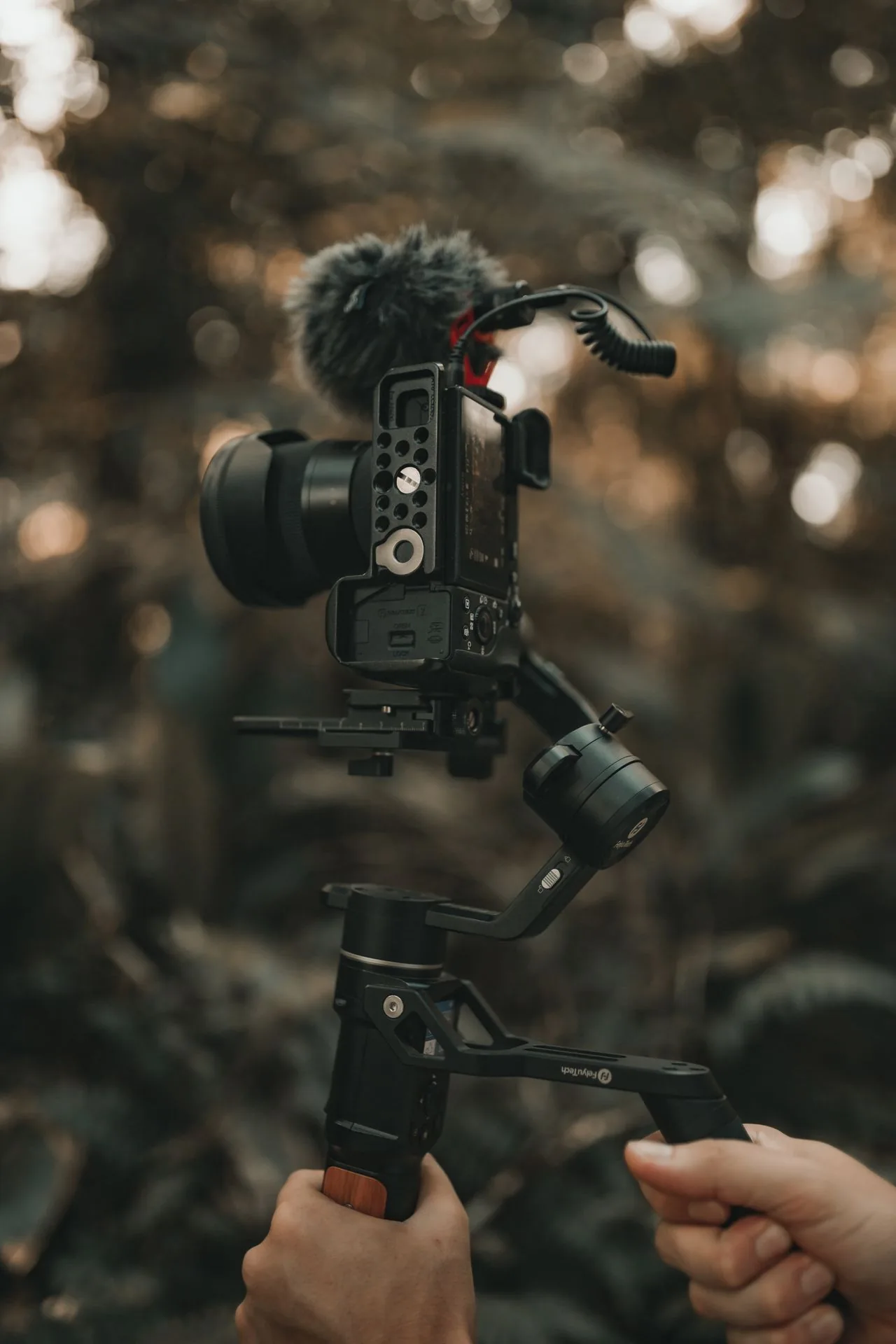 Mani che guidano una camera su gimbal